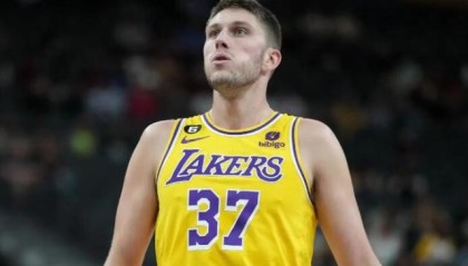 mk体育官网-新版科沃尔？湖人奇兵曾在墓地修草坪+兼职送外卖