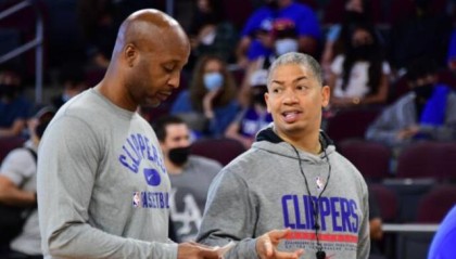 mk体育-快艇全力加强防守！没了三大悍将 卢指导有些着急