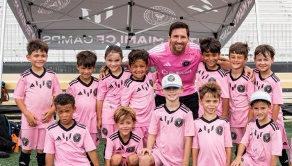 mksport-梅西现身迈阿密国际青训营，亲切指导小球员并签名留念